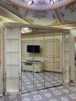 шафа кутова в зал складана система Hettich, Дзеркало в золотому алюмінієвому профілі, різьблені колони.