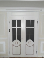 Двойные белые двери